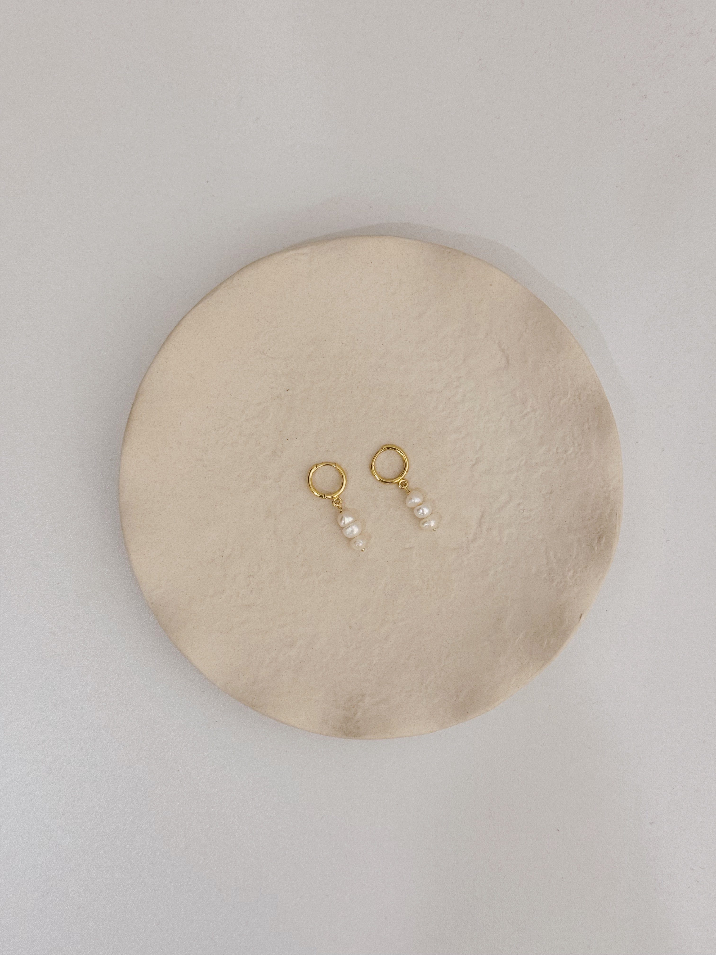 heylove PENDIENTES PENDIENTES TRIPLE PERLA