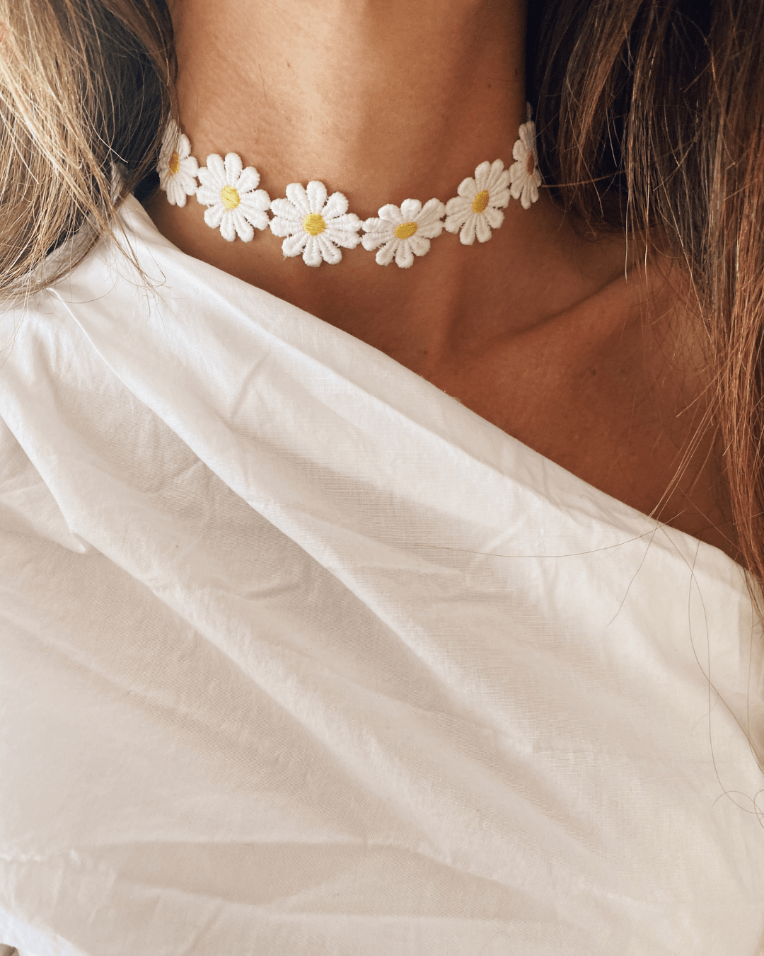 Daisy online choker necklace